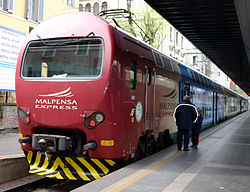 Поезд Мальпенса-Экспресс на станции Кадорна
