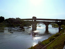 Река Тичино и Старый мост в Павии