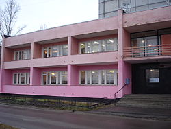конаково какая область россии. 250px Konakovo city municipal library. Tver region%2C Russia. конаково какая область россии фото. конаково какая область россии-250px Konakovo city municipal library. Tver region%2C Russia. картинка конаково какая область россии. картинка 250px Konakovo city municipal library. Tver region%2C Russia. В пределах современной территории города находятся несколько бывших отдельными населенных пунктов: Кузнецово, Шагарово, Александровка, Клоково, Скрылево, Никольское, Заборье и другие. По легенде центром будущего города стала кузница, которую на пересечении проселочных дорог основал предприимчивый мужик. Возникшее при кузнице поселение получило название Кузнецова, протекавший неподалёку ручей тоже назывался "Кузнечным." По другой версии название было дано по фамилии одного из ранних владельцев села .