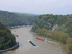 Вид на Лорелей — скалу, образующую самое узкое и опасное место в среднем течении Рейна.