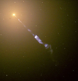Галактика M 87. Из центра галактикивырывается релятивистская струя