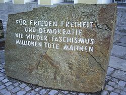 Памятный камень перед домом, где родился А. Гитлер.