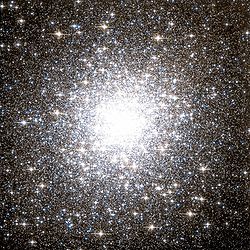 Messier 2 Hubble WikiSky.jpg