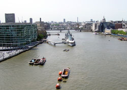 Вид на Темзу с Тауэрского моста в Лондоне