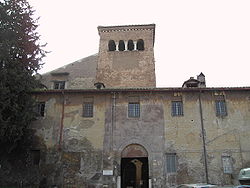 Восточный фасад комплекса с башней Льва IV (IX век)