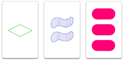Три карты из колоды игры. У этих карт различные символы, различные их цвета, текстура и количество. Именно по этой причине они входят в один сет