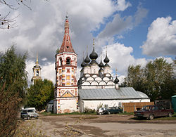 Антипиевская (на переднем плане) и Лазоревская церкви