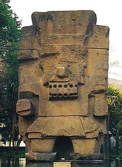 Один из символов музея, статуя Тлалока, высота 7 м, вес 167 тонн, найден в 1940-х годах в штате Мехико