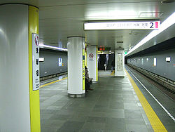 Toei-E02-Higashi-shinjuku-station-platform.jpg
