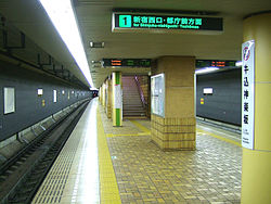 Toei-E05-Ushigome-kagurazaka-station-platform.jpg