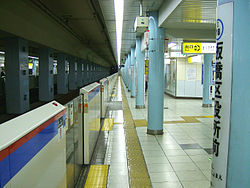 Toei-I18-Itabashi-kuyakushomae-station-platform.jpg