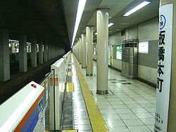 Toei-I19-Itabashi-honcho-station-platform.jpg