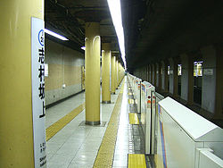 Toei-I21-Shimura-sakaue-station-platform.jpg