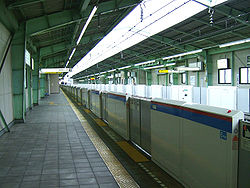 Toei-I22-Shimura-3chome-station-platform.jpg