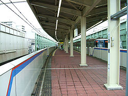 Toei-I23-Hasune-station-platform.jpg
