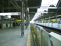 Toei-I25-Takashimadaira-station-platform.jpg