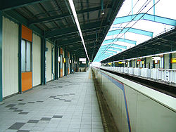 Toei-I26-Shin-takashimadaira-station-platform.jpg