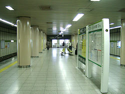 Toei-S07-Ogawamachi-station-platform.jpg