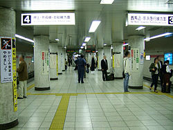 Toei-ningyocho-platform.jpg