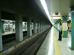 Toei-sengakuji-platform.jpg