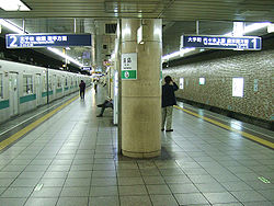 TokyoMetro-C13-Yushima-station-platform.jpg