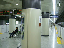 TokyoMetro-F10-Zoshigaya-station-platform.jpg