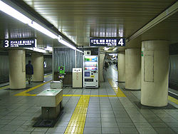 TokyoMetro-kokkaigijidomae-platform-chiyoda-line.jpg