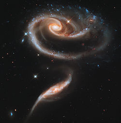Снимок телескопа Хаббл (NASA/ESA) показывает группу взаимодействующих галактик Arp 273