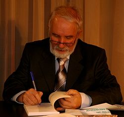 Vladlen Borisovich Ferkel sign his book.jpg