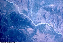 Место впадения Большой Лиахви в Куру вблизи Гори (снимок МКС)