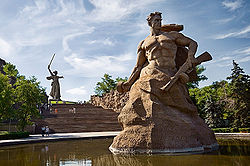 в каком году был основан город царицын. 250px mamaev kurgan. в каком году был основан город царицын фото. в каком году был основан город царицын-250px mamaev kurgan. картинка в каком году был основан город царицын. картинка 250px mamaev kurgan. В 1667-1672 гг. царицынский гарнизон принял сторону Степана Разина. В 1691-м в Царицыне учреждена таможня, здесь шла оживлённая торговля солью и рыбой. В 1707 г. донские казаки под предводительством Василия Булавина и Игнатия Некрасова взяли город, но скоро были изгнаны прибывшими из Астрахани войсками правительства. В 1722-м и 1723 г. город посетил Пётр I и подарил его своей супруге Екатерине I. В 1727 году Царицын был снова истреблён пожаром. В 1731-м Царицын был отстроен заново и укреплён. Город стал центром военной линии от Волги к Дону. В 1774 году город два раза был осаждён Е. И. Пугачёвым, но без успеха.