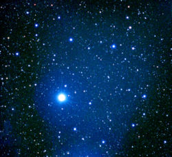 Альнилам освещает туманность NGC 1990.Фотография Глена Юмана.