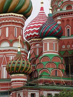 Что внутри покровского собора. 250px st basils cathedral closeup. Что внутри покровского собора фото. Что внутри покровского собора-250px st basils cathedral closeup. картинка Что внутри покровского собора. картинка 250px st basils cathedral closeup. Визитная карточка столицы – Собор Василия Блаженного, или Покровский собор – в июне празднует 456-летие. Он был построен по приказу Ивана Грозного в честь покорения Казанского ханства. Сегодня «пряничный домик» с цветными куполами на Красной площади мелькает в фильмах, красуется на магнитах и открытках. Для российских туристов это бренд Москвы, а для иностранцев – чуть ли не главный символ России. Несмотря на популярность собора, внутреннее убранство мало кто видел. Многие москвичи думают, что собор функционирует как музей, а службы там не проводятся. Обозреватель РИАМО сходила в Собор Василия Блаженного и узнала, что обязательно нужно увидеть внутри.