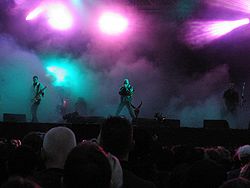 The Sisters of Mercy во время выступления (2005)