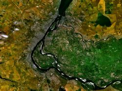 в каком году был основан город царицын. 250px volgograd 44.67670e 48.66724n. в каком году был основан город царицын фото. в каком году был основан город царицын-250px volgograd 44.67670e 48.66724n. картинка в каком году был основан город царицын. картинка 250px volgograd 44.67670e 48.66724n. В 1667-1672 гг. царицынский гарнизон принял сторону Степана Разина. В 1691-м в Царицыне учреждена таможня, здесь шла оживлённая торговля солью и рыбой. В 1707 г. донские казаки под предводительством Василия Булавина и Игнатия Некрасова взяли город, но скоро были изгнаны прибывшими из Астрахани войсками правительства. В 1722-м и 1723 г. город посетил Пётр I и подарил его своей супруге Екатерине I. В 1727 году Царицын был снова истреблён пожаром. В 1731-м Царицын был отстроен заново и укреплён. Город стал центром военной линии от Волги к Дону. В 1774 году город два раза был осаждён Е. И. Пугачёвым, но без успеха.