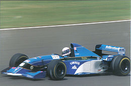 Бертран Гашо управляет Pacific PR02 на Гран-при Великобритании 1995 года