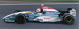 Рубенс Баррикелло управляет Jordan 195 на Гран-при Великобритании 1995