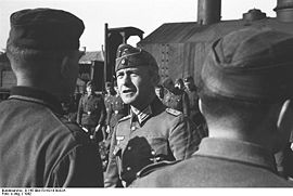 Bundesarchiv B 145 Bild-F016218-0032A, Krim, Panzerzug, Besichtigung Hans v. Ahlfen.jpg