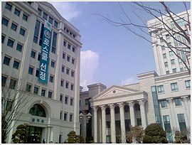 Слева — здание юридического факультета