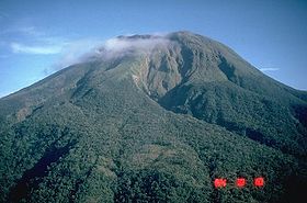 Вулкан Булузан (1984 г.). Снимок USGS.