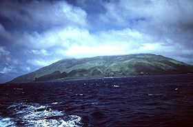 Вулканический остров Агрихан(1990 г.). Снимок USGS.