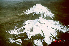 Вулкан Ампато на заднем плане (1988 г.). Снимок USGS.