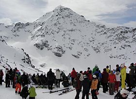 Зрители наблюдают за соревнованиями на горе Бек де Росс.