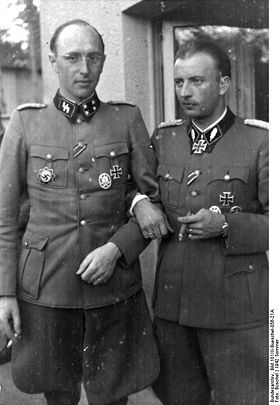 Bundesarchiv Bild 101III-Bueschel-056-21A, Russland, Hermann Fegelein mit Sturmbannführer.jpg