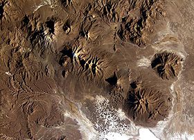 Вулканический комплекс Ислуга в верхнем левом углу этого изображения.