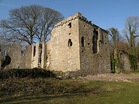Руины замка, с башней на переднем плане