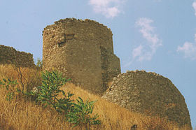 Крепость Чембало. Башня с обручами и барбакан