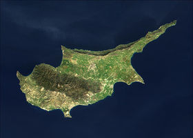 Космоснимок Кипра. В центре острова видна темная полоса. Это офиолитовый комплекс Троодос, фрагмент океанической коры исчезнувшего океана Тетис