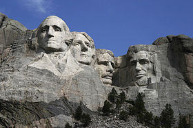 (слева направо) Скульптуры Джорджа Вашингтона, Томаса Джефферсона, Теодора Рузвельта и Авраама Линкольна, высеченные в честь 150-летия истории США.