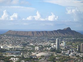 Вулкан на панораме района столицы штата Гавайи - Вайкики.